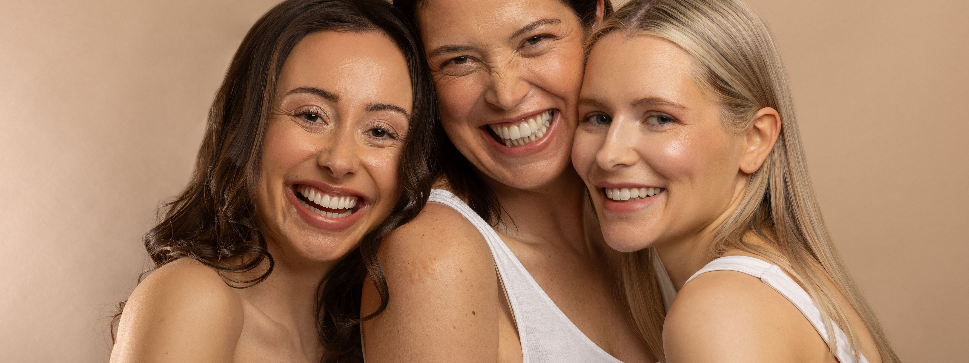 Drei Frauen mit gesunder, strahlender Haut lächeln – Rivilia Gesichtsöl für alle Hauttypen